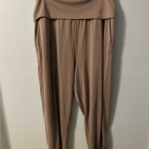 Lululemon Cupro Foldover Relaxed Yoga Pant
Taupetastic - Picture 7 of 10